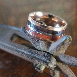 Tungsten ring with wood inlay and arrow design